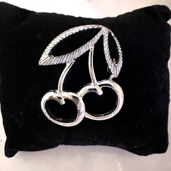 Silver Tone Double Cherry Brooch Pin Signed‎ Sarah Coventry Silver Tone Vintage - Picture 1 of 9